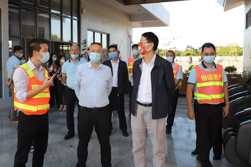 7.劉旭(右二)一行查看和睦服務(wù)區(qū).JPG
